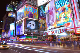 Times Square med mange lysreklamer